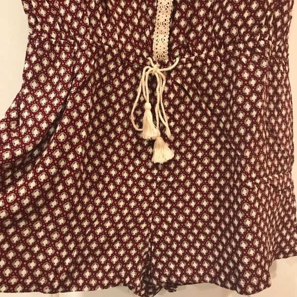 Romper Lightweight with Decorative Lace - Picture 2 of 3